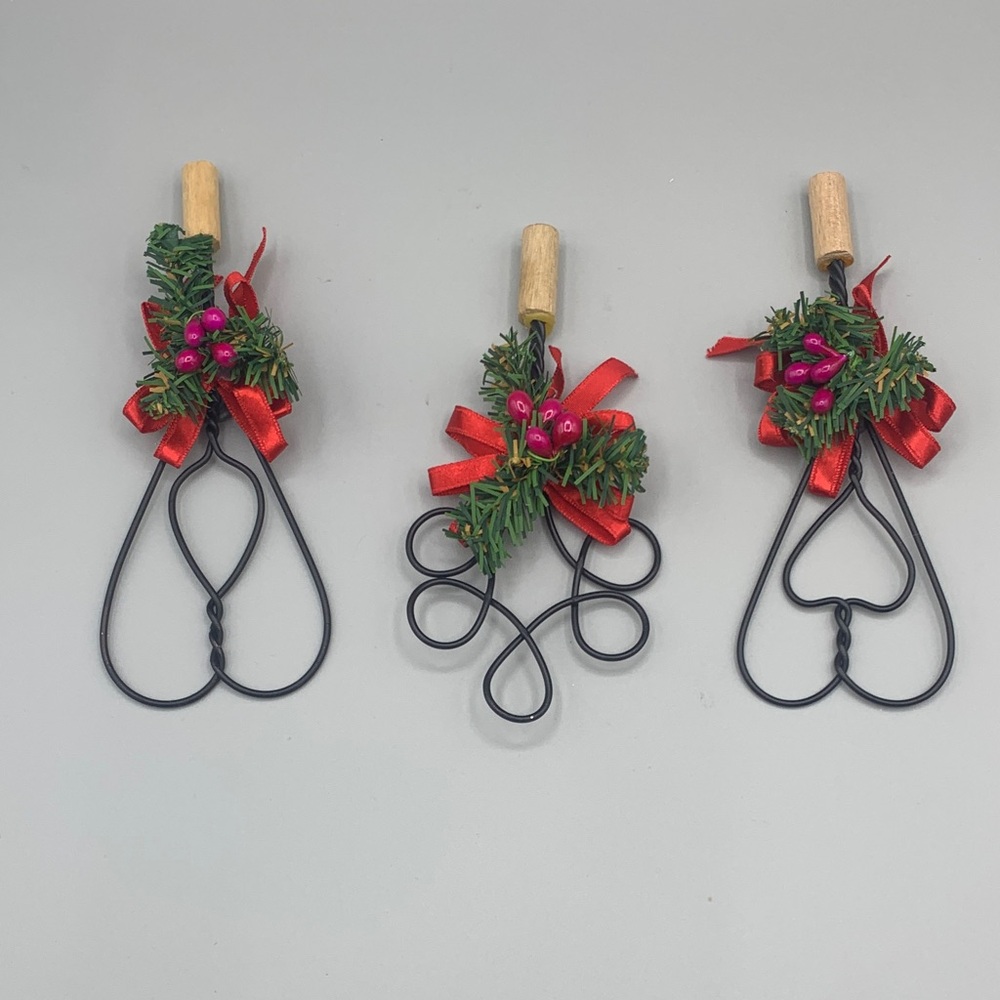 Vintage Christmas Around the World Bows & Berries Beaters Wire Holly Magnets